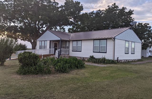 Quiet Country Home Min from Taylor and Hutto