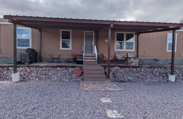 Quiet Country Living with horse facilities!