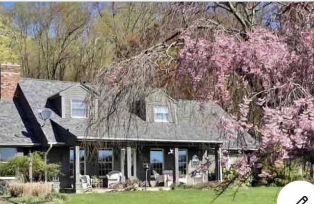 Quiet, cozy, 10 minutes to Ski Resorts, Legoland, and historic Warwick, NY.
