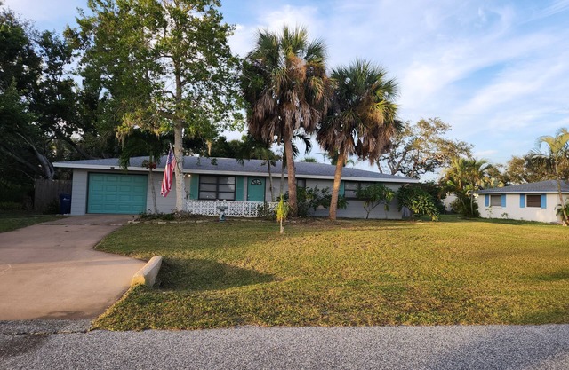 Quiet Cozy Beach House pet friendly few blocks away from the beach!