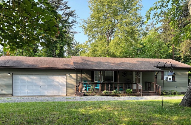 Quiet & cozy retreat with firepit, front porch, back balcony, walk-in tub & more