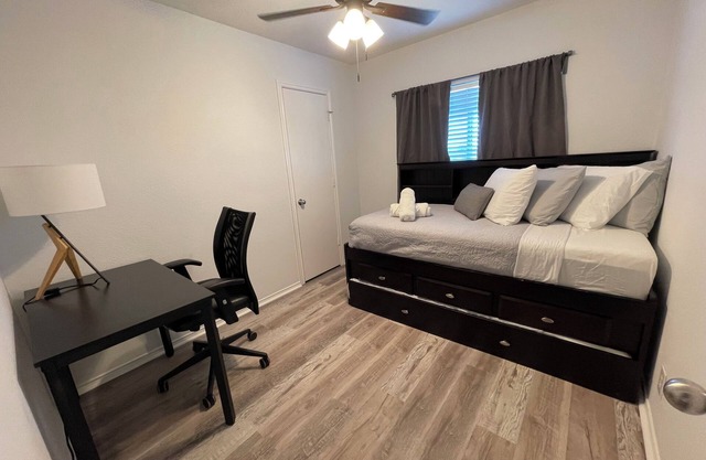 Quiet cul de sac, near SeaWorld and AFB! 3 bedrooms that accommodates up to 8!