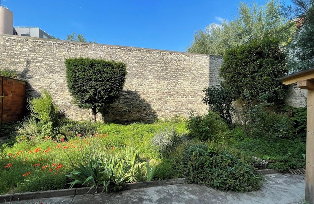 Quiet downtown location! 6th floor, unobstructed view!