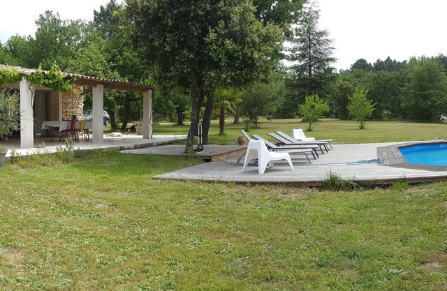 Quiet, charming "Chambre Blanche" in the heart of a forest