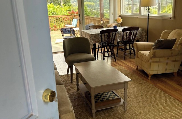 Quiet garden cottage with view deck in San Rafael