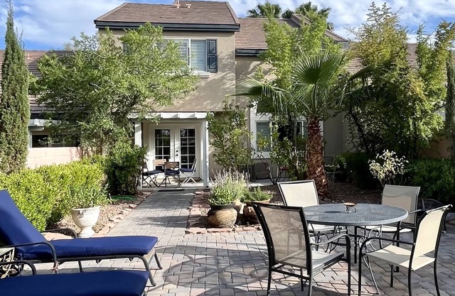 Quiet, gated exclusive private executive 3 bedrooms house.Pool, club house.