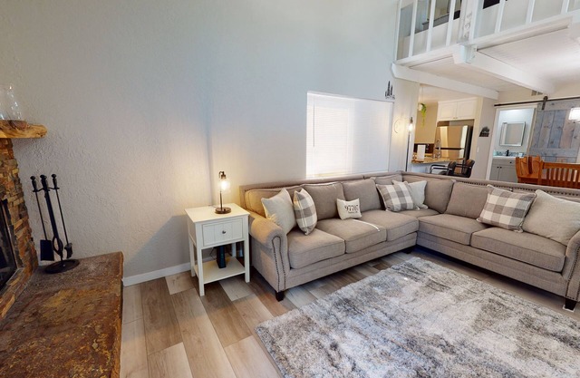Quiet Hideaway with A/C, BBQ & Lodge Charm