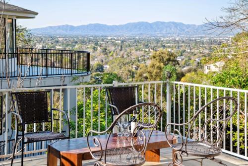 Quiet Home with Spectacular Scenic Mountain Views near Universal Studios Hollywood