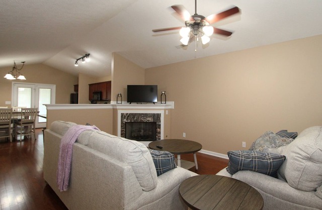 Quiet house 3 bed 2 bath 2 car garage