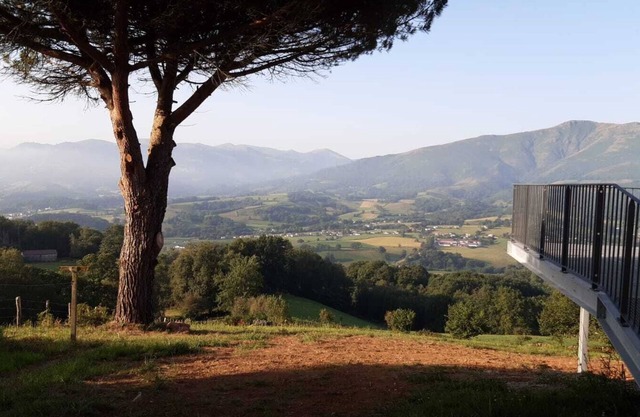 Quiet house to rent on the heights of Irouléguy for 6 to 12 people