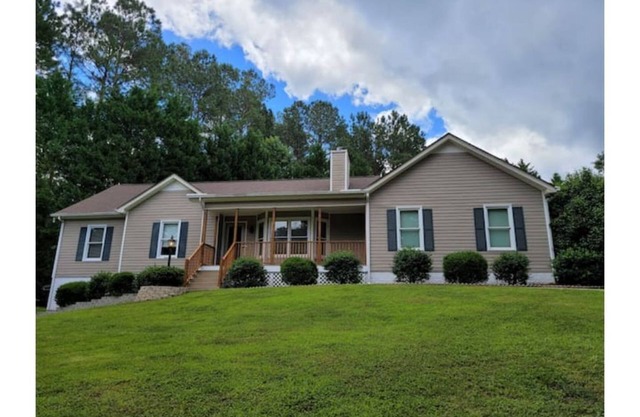 Quiet Lake Community with enclosed Lanai/sleeps 6