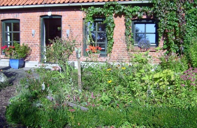 quiet location, romantic garden, generously furnished, lots of space for 2