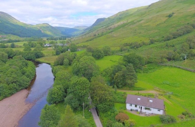 Quiet location with stunning views, sleeps 8, pet friendly, free Wi-Fi