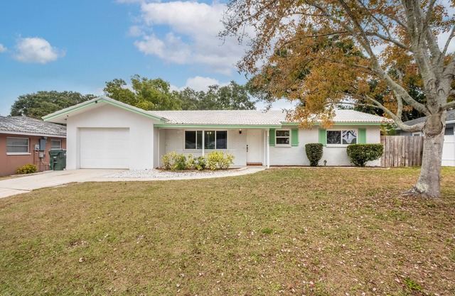 Quiet neighborhood 4 miles to Indian Rocks Beach -Pets case by case Fenced yard!