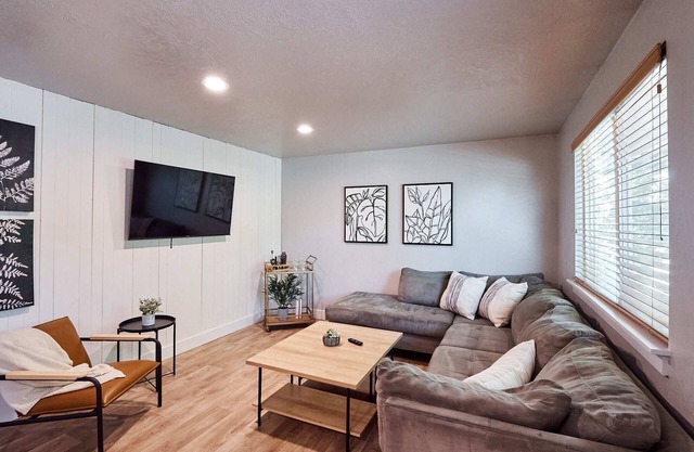 Quiet Neighborhood, Near Grocery Stores & More! Easy Check In, 5 Min To Airport!