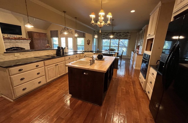Quiet Oaks Hill Country RetreatnRelaxing hill country getaway in town!