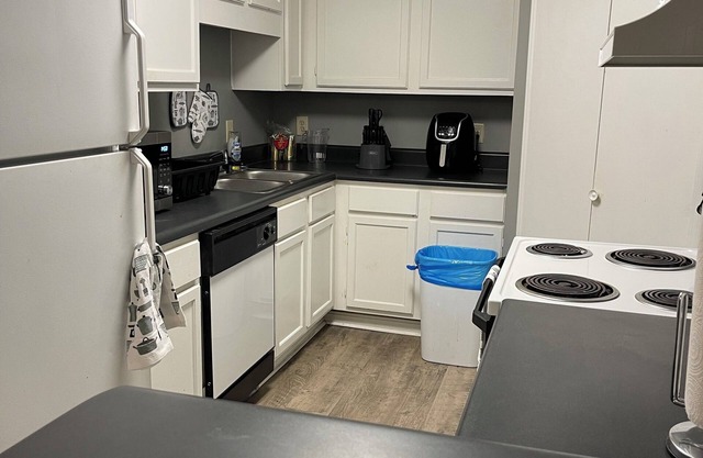 Quiet peaceful apartment. 5 minutes from dining, shopping, entertainment.