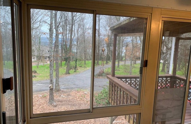 QUIET PRIVATE BLUFF TOP HIDEAWAY, CLOSE TO EVERYTHING