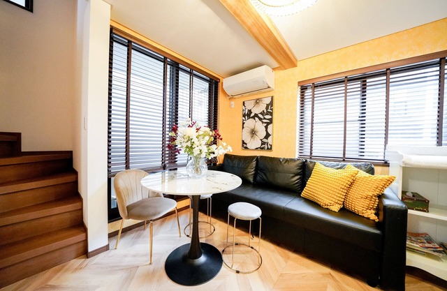 Quiet residence within walking distance of Shibuya Roppongi Hiroo, supermarket retail nearby.