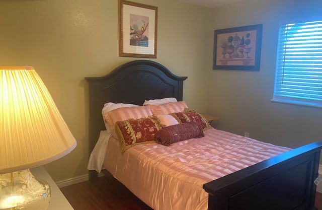 Quiet, residencial 1-bedroom apartment in Orem/vineyard area.shared bathroom.