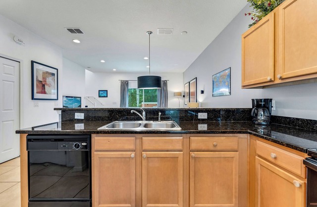 Quiet resort, minutes to Disney, community pool, Hot Tub