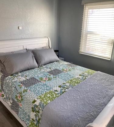 Quiet retreat, minutes from highway and downtown