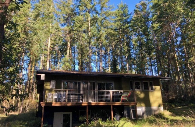 quiet sanctuary in woods, home w gourmet kitchen 1minute from ocean