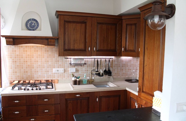 Quiet south facing detached house on edge of village, with pool, close to Genoa