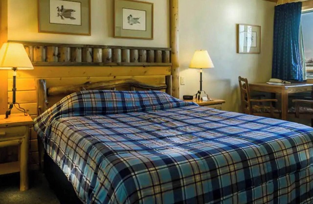 Quiet stay on the lake in Room 8 - The Decoy Room - Curriers Lakeview Lodge