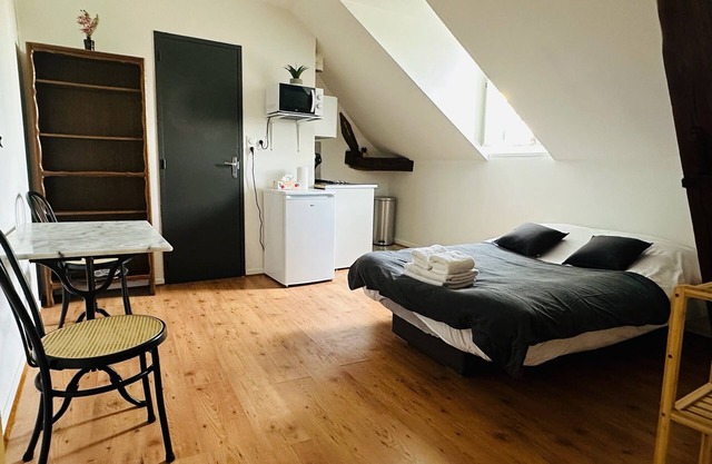 Quiet Studio 12 with Wifi and Parking in Troyes