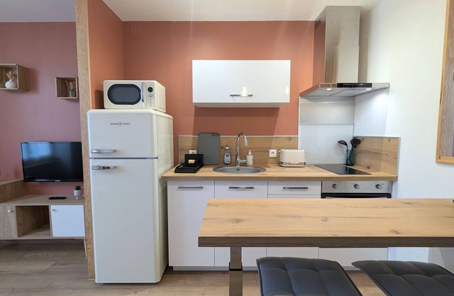 Quiet studio in central Châteauroux with parking