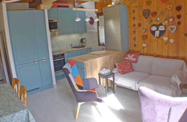 Quiet T3 with balcony, parking and storage 500m from center