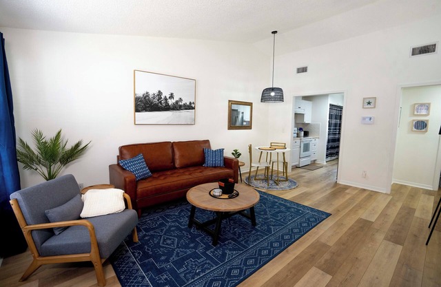 Quiet Tarpon Springs Unit Close to All the City has to offer!
