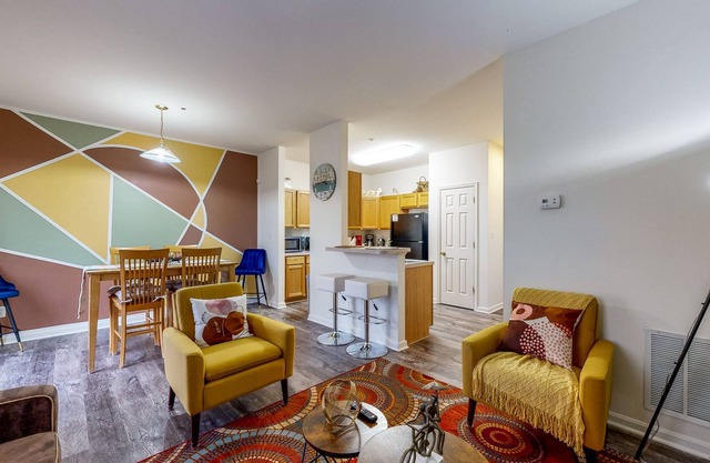 Quiet Townhome with Full Kitchen, Private Washer/Dryer, WiFi & Central AC