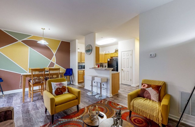 Quiet Townhome with Full Kitchen, Private Washer/Dryer, WiFi & Central AC