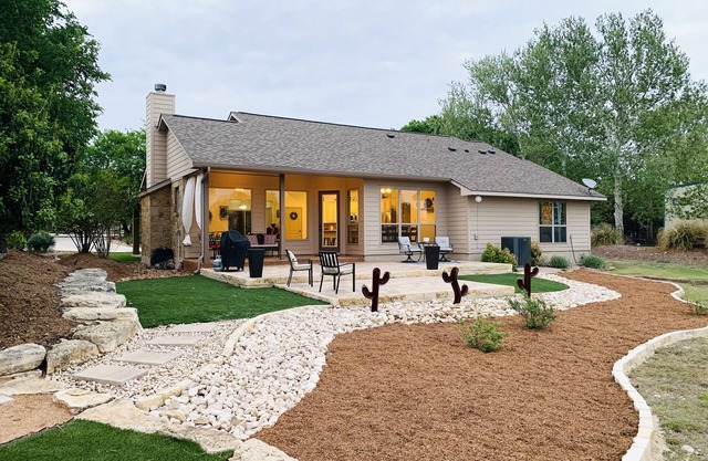 Quiet tree lined street, 1 minute from downtown Boerne