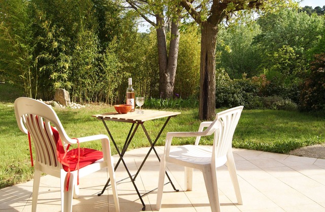 Quiet villa with swimming pool in the hills at Venterol near Nyons