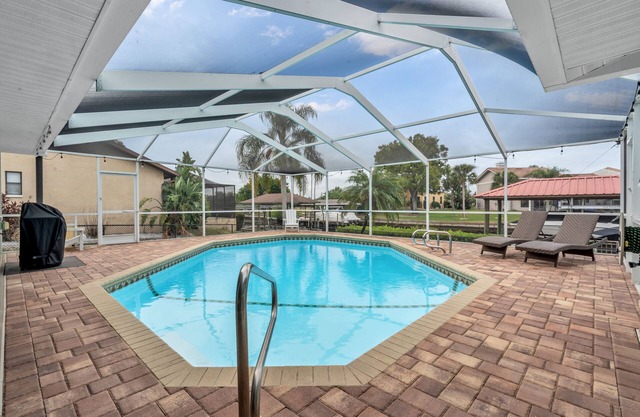 Quiet Waterfront Luxury!