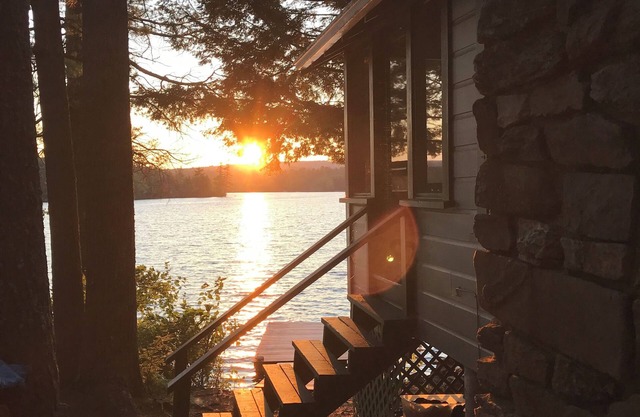 Quintessential 2-bedroom cabin steps from Maranacook Lake in charming Readfield