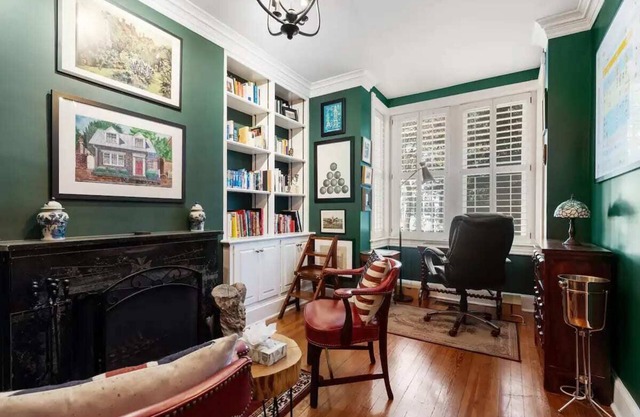 Quintessential Georgetown Homestay / Wisconsin Ave