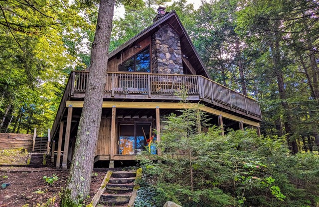Quintessential lakefront cabin with canoe, grill, wood-burning fireplace, & AC