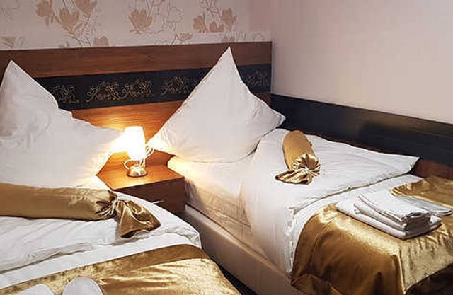 Quintuple room (1 double room, 3 single beds), incl. Breakfast - Hotel Im Anker