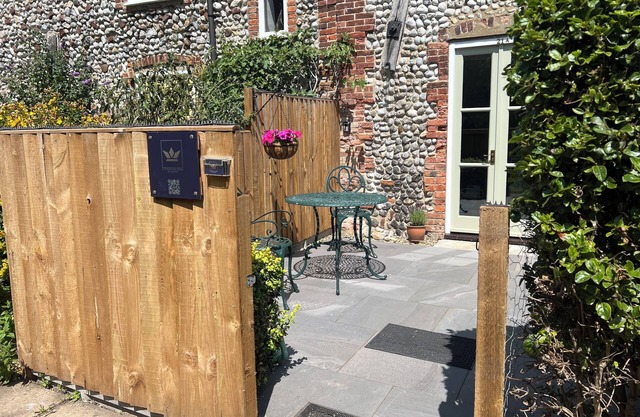 Quirky Bolthole in Blakeney for 2?parking,patio,quiet & close to Quay,pub & shop