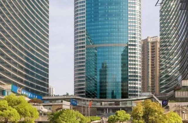 R 1543 Pullman Shanghai Skyway with Sauna , Indoor Pool, And Fitness Facilities