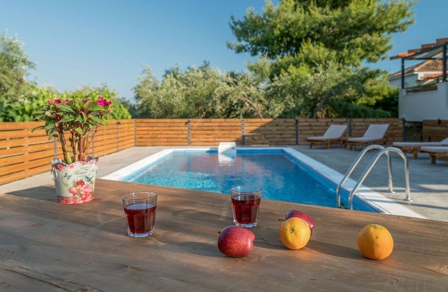 R 246 Villa with Private Pools and Outdoor BBQ