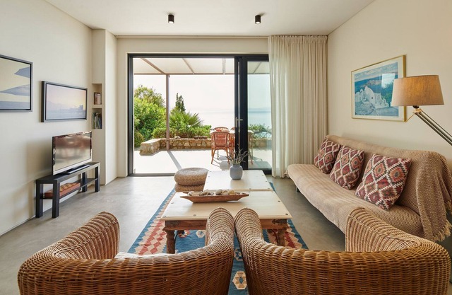 R 3038 Villa Everly WITH Garden View, Sea view & Soundproof Windows.