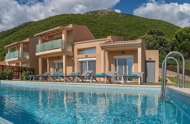 R 962 Villa Claes with Garden View, Netflix & Pool View.
