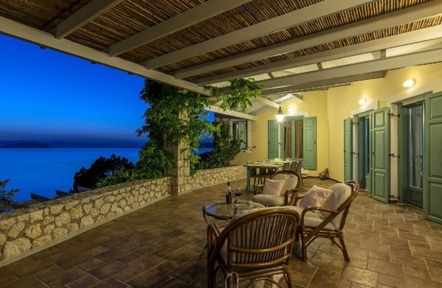 R 972 Dennis Beachfront Villa with Fireplace, Non-smoking rooms available & Veranda