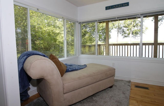 R & R HideawaynRelax with the whole family at this peaceful lake front cottage.