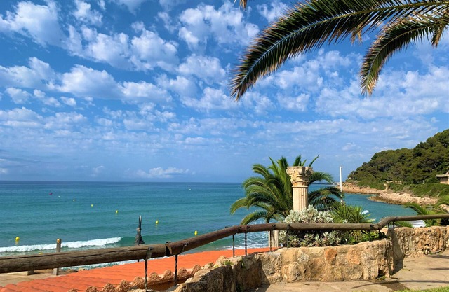 R44 Magnificent villa for 12 with large garden and pool 800 m from the beach